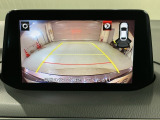 リバースギアに入れるだけで後方の表示へ切り替わります。夜間や雨の日の駐車も楽になりますよ。
