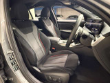 【コックピットシート】BMW車の主役席。車体中央にくる様に配置し車両重心とが一致する事でドライバーと車との一体感あるドライビングを実現。人間工学に基づき形成した形状が長時間のドライブ疲労も軽減します!
