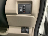 左側電動スライドドアは運転席から操作ができるよう、操作スイッチが付いています。Hondaセンシング用のVSA(ABS+TCS+横滑り抑制)解除のオンオフスイッチも装備しています。