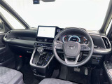 運転席まわりです。 各操作スイッチは使いやすい位置に配置されてます。