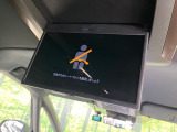 【13.2型有機ELフリップダウン】三列目からでも迫力のエンタメが観れる大画面フリップダウン。有機ELのモニタでは、一般的なフリップダウンよりも高コントラストでキレイな映像を楽しめます。
