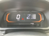 視認性の高いデジタルメーターで、走行情報や車両の状態をひと目で確認できます。シンプルながらも必要な情報がしっかりと表示され、運転に集中しやすい環境です。