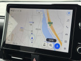 高精細な画面で、運転に必要な情報を分かりやすく表示。スムーズな操作性で、快適なドライブをサポートします。目的地設定も簡単ですよ。