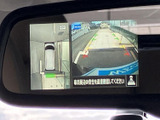 後方確認をサポートするモニターが、安全な運転に貢献。狭い道や駐車時も、より安心して操作できます。