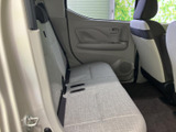 後部座席もゆったりとした空間。長距離移動でも快適にお過ごしいただけます。家族や友人とのお出かけに最適です。
