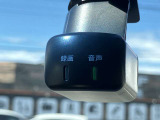 【ドライブレコーダー】走行中の映像を記録します。事故などのトラブル時に確認ができ、証拠映像としても役に立つだけでなく、危険運転などの抑止にも効果があります。