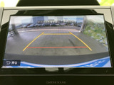 後方の状況を安全に確認できるリアカメラを搭載。駐車時の不安を軽減し、スムーズな運転をサポートします。視認性の高いガイド表示も便利です。
