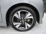 日産純正のアルミホイールが装着されてます。ボディデザインとマッチしておりカッコイイですね。