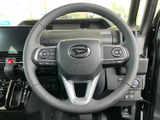 握りやすいステアリングは、運転操作をスムーズにします。快適なドライビング体験を約束する、こだわりのデザインです。