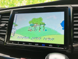 停車中には、TVや動画を楽しむことができます。休憩時間や待ち時間に、エンターテイメントを満喫できます。家族でのドライブに最適です。