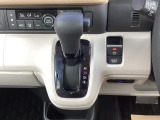 シフトはインパネシフト、パーキングブレーキは電子制御なので運転席と助手席の間はすっきりしています。