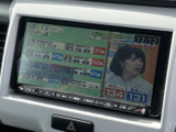 停車中には、地上デジタル放送を楽しめるTVチューナーを搭載。長距離移動のお供に最適です。家族や友人と一緒に番組を鑑賞できます。