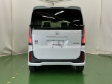 後席の窓には外から車内が見えにくくなるプライバシーガラスを採用。周りを気にせずリラックスして過ごせます