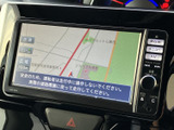見やすい地図表示で、運転に集中できます。渋滞情報やルート検索機能も搭載されており、快適なドライブをサポート。安全運転に貢献します。