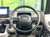 インテリアに合わせたデザインのステアリングは、運転される方のことも考え、運転しやすい形状、大きさです。是非一度、実際に触ってお確かめください。