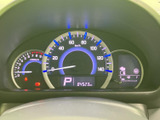 視認性の高いメーター類が、運転に必要な情報を分かりやすく表示。速度や回転数などを一目で確認できます。安全運転をサポートします。