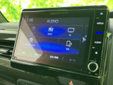 ラジオやCD、Bluetooth接続など、多彩なソースに対応しています。お気に入りの音楽を車内で楽しめますね。操作も直感的に行えます。