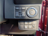 運転席右側のスイッチパネル。左右のパワースライドドアは運転席のスイッチでも開閉操作ができます。