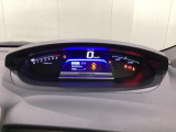 中央にデジタル表示のスピードメーターを配したハイブリット専用メーターになっています。中央のインフォメーション画面で燃費などの情報を確認できます。