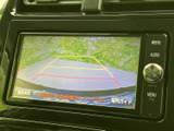 後方からの視界を広げるバックモニターを搭載。狭い場所での駐車や車庫入れも安心です。安全運転をサポートする頼れる機能です。
