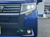 【LEDヘッドライト】悪天候や夜間走行時も良好な視界を確保し安心して運転できる高輝度LEDヘッドライトを装備!点灯速度が早く、消費電力も抑えられています。