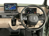 【ハンドル】運転にかかわる様々な操作を安全に行えるように視点移動が少なく操作性に配慮されたスイッチ類が凝縮されたコックピットです。