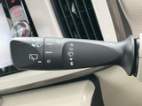 雨天時でもクリアな視界を確保。ワイパーの操作もスムーズに行え、安全な運転をサポートします。