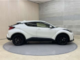 全車1年間の走行距離無制限のロングラン保証付きです。また、さらに安心をお求めの方には1年〜2年の保証延長ができる「ロングラン&alpha;保証」(有償)もお選びいただけます。