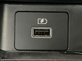 USB電源ソケットが前席中央にあり、便利に使えます☆