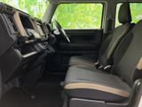 運転席周りはシンプルで操作しやすい配置。すぐに慣れることができるでしょう。快適なドライブをサポートします。