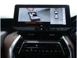 サイドクリアランスビュー表示中に、旋回時の運転操作に合わせて自動で車両を斜め後方から見たような映像を表示。