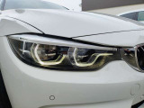 前後に統一された、後期モデルならではのLEDデザイン。シャープなLEDヘッドライトが、4シリーズの低く構えたフロントフェイスを印象的に演出。