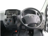《運転席》目線の位置も高くて運転席からの視界も良好です。シート高さ位置も調整できるので、乗りやすいですね。