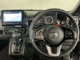 【ハンドル】運転にかかわる様々な操作を安全に行えるように視点移動が少なく操作性に配慮されたスイッチ類が凝縮されたコックピットです。