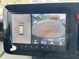 【全方位カメラ】自車を真上から見下ろす視点をモニターに映す機能。駐車や離合時の死角を無くして安全を支えます。トヨタ名のパノラミックビュー等、現代の商談では外せない必須の安全装備です。