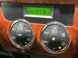 【オートエアコン】一度お好みの温度に設定すれば、車内の温度を検知し風量や温度を自動で調整。暑い&hellip;寒い&hellip;と何度もスイッチ操作をする必要はありません。快適な車内空間には必須の機能ですね♪