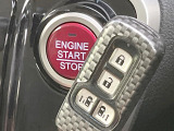 【Hondaスマートキー】カバンやポケットに入れたままでもドアの施錠・解錠が可能なスマートキーを装備。エンジンのオン・オフ時もカギを取り出す必要が無いからとっても便利です♪