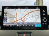 高精細な地図画面が、目的地へのナビゲーションをサポートします。運転に集中しながら、スムーズな移動が可能です。安全運転に貢献します。