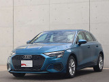 ●Audiが最初に採用したLEDポジショニングランプ。シャープなラインで昼間でも点けていたいと思うほど上品でオシャレです。夜間走行時はさらに目立ちます!