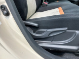 シートハイトアジャスターが付いているので運転姿勢を調整するのに便利ですね。身長に合ったシートポジションは安全運転や疲労軽減にもつながります。