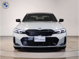 【BMWの伝統-1】BMWの特徴的な&ldquo;キドニーグリル&rdquo;は、80年以上続く伝統の形でございます。変わらないこだわりのデザインが、プレミアムブランド&ldquo;BMW&rdquo;を創り出します。