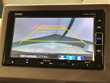 リバースギアに入れるだけで後方の表示へ切り替わります。夜間や雨の日の駐車も楽になりますよ。