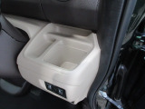運転席から手の届きやすい位置に、ドリンクホルダーと小銭などを入れて置けるトレイが付いています。