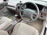 【運転席】座り心地が良いシートなので長時間の運転でも快適にお過ごしいただけます。新品のフロアマットのご注文も可能です。掲載箇所以外にご希望の写真がございましたらお気軽にお問い合わせ下さい。