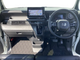 運転席周りです。カップホルダーや小物の収納などは必須ですよね!!使い勝手の良いつくりになっております!!