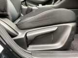 運転席にはドライバーの体型や好みに応じて前後方向だけでなく、高さの調整ができるシートリフターを装備!