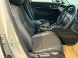 運転席は、大きな座面と包み込むような背もたれがドライバーの身体全体をしっかり支えます。上質なシート素材と座り心地のよいクッションを採用し、長時間の運転やコーナーの多い道も快適です。