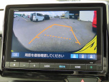 リアワイドカメラシステム!従来の視野に加えて、後方側方を約180&deg;まで見えるワイドビューと、後方を真上から見たような視野で駐車時などに便利なトップダウンビューの3つの視野があります!