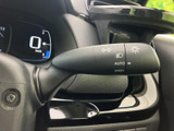 操作しやすい位置に配置されたウインカーレバーは、スムーズな車線変更をサポートします。オートリターン機能も搭載し、安全運転を支援します。