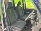 運転席からの視界は広く、運転操作もスムーズに行えます。快適な座り心地で、長距離ドライブも疲れにくく過ごせるでしょう。